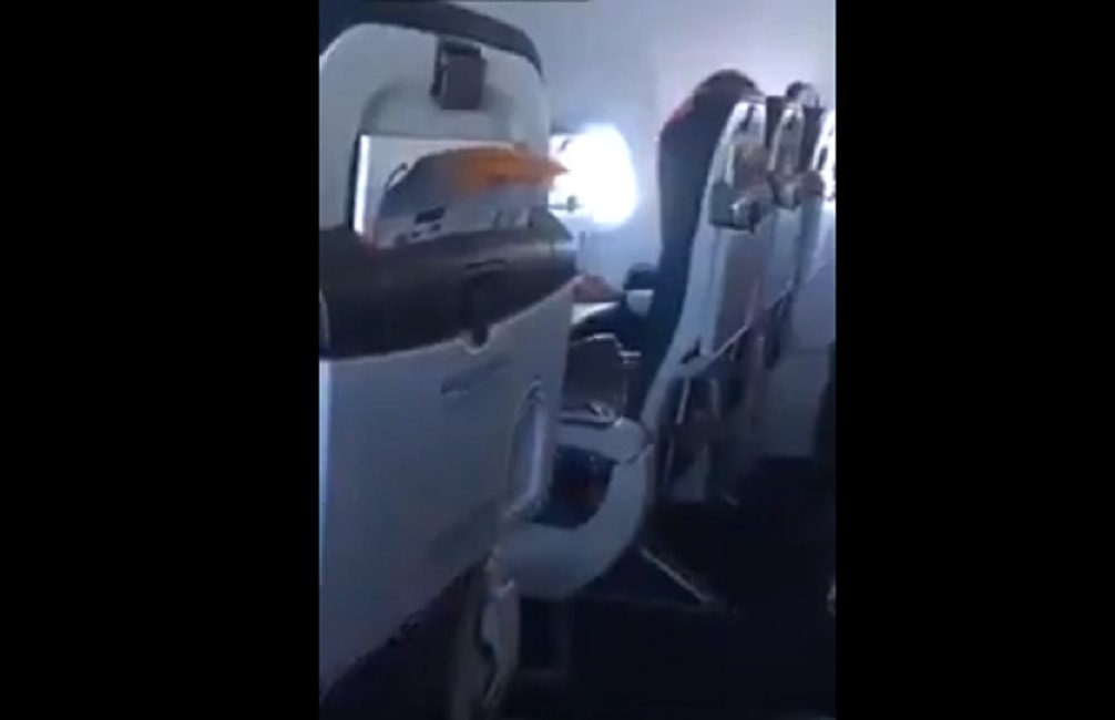 Si tocca in volo: passeggero lo riprende e poi lo deride