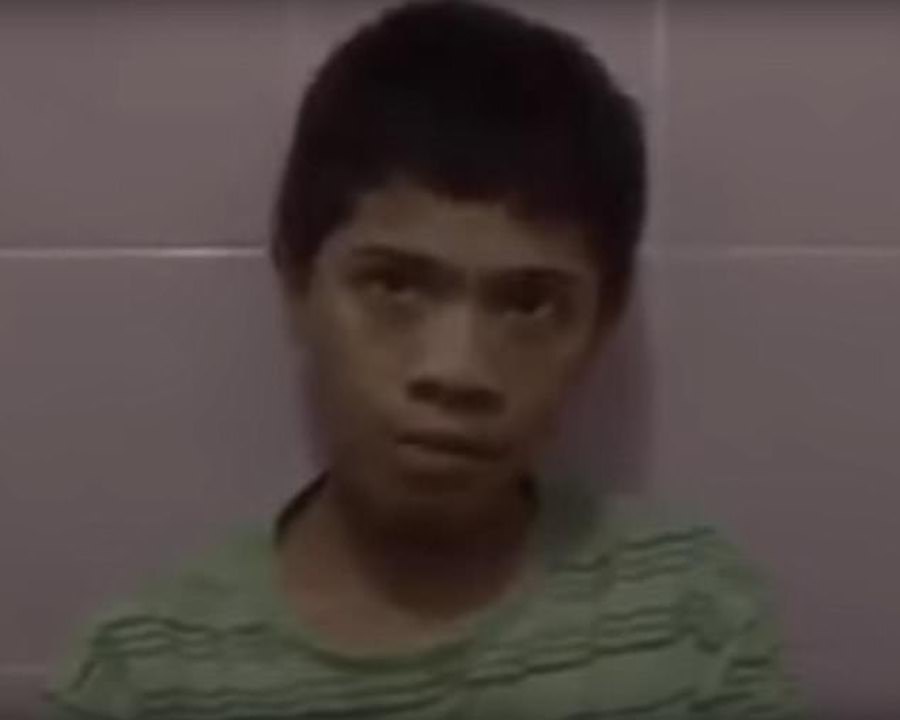 Akmal, 14 anni, depone uova di fronte ai medici. Ma è impossibile, dicono gli esperti