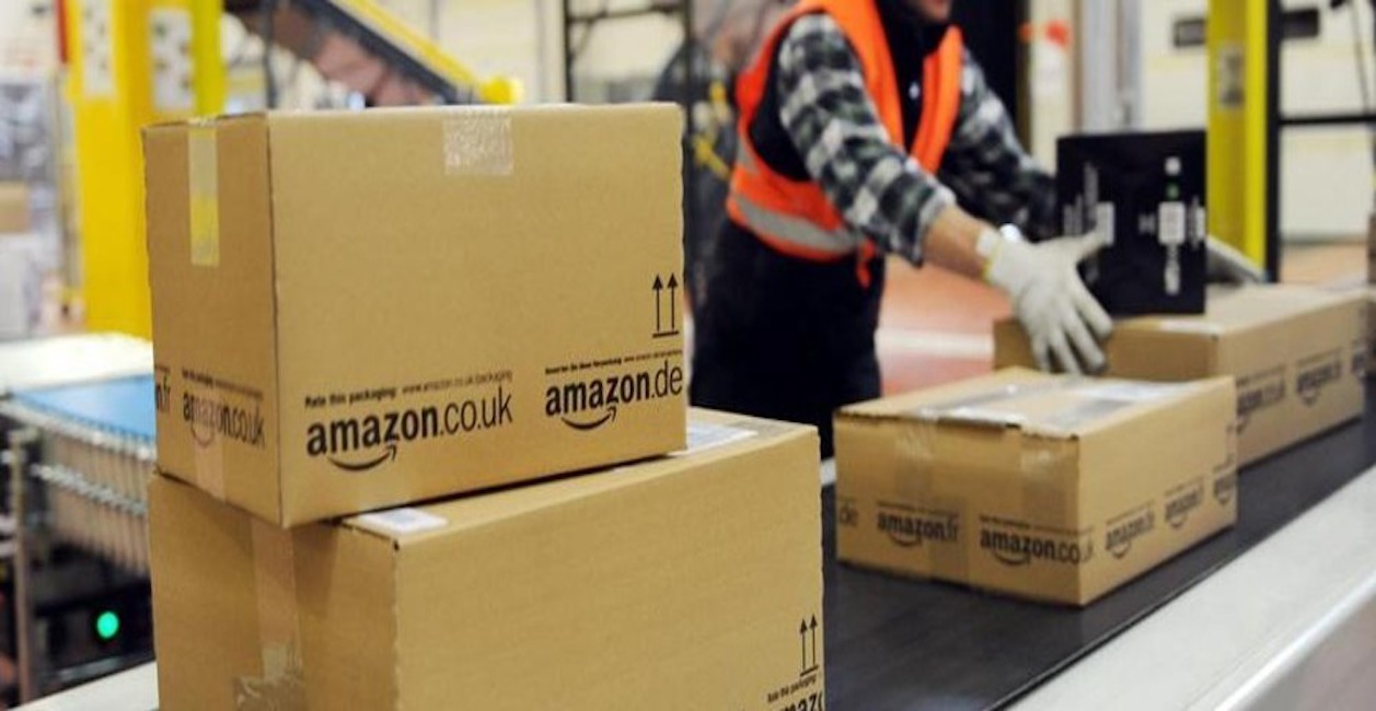 Bufera su Amazon. Brevettato un braccialetto elettronico per controllare i lavoratori a distanza