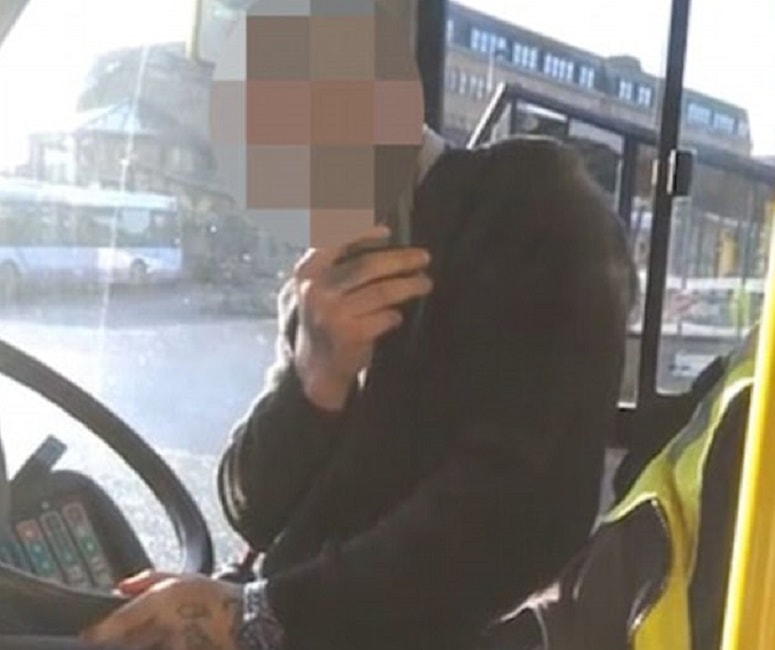 Passeggero ha le stampelle: autista si rifiuta di avvicinare bus a marciapiede