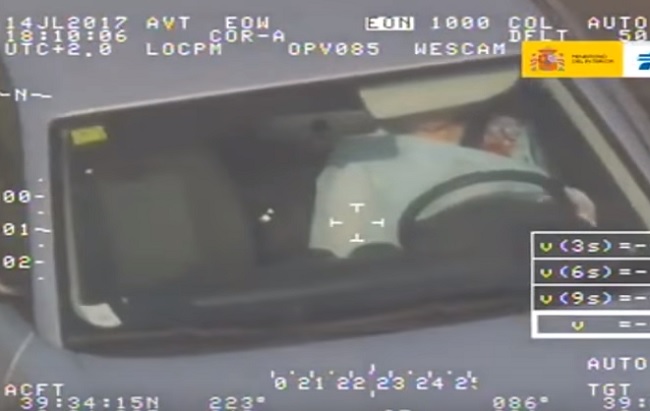 YOUTUBE Donna si lava i denti in auto a 80 km orari: 500 euro di multa