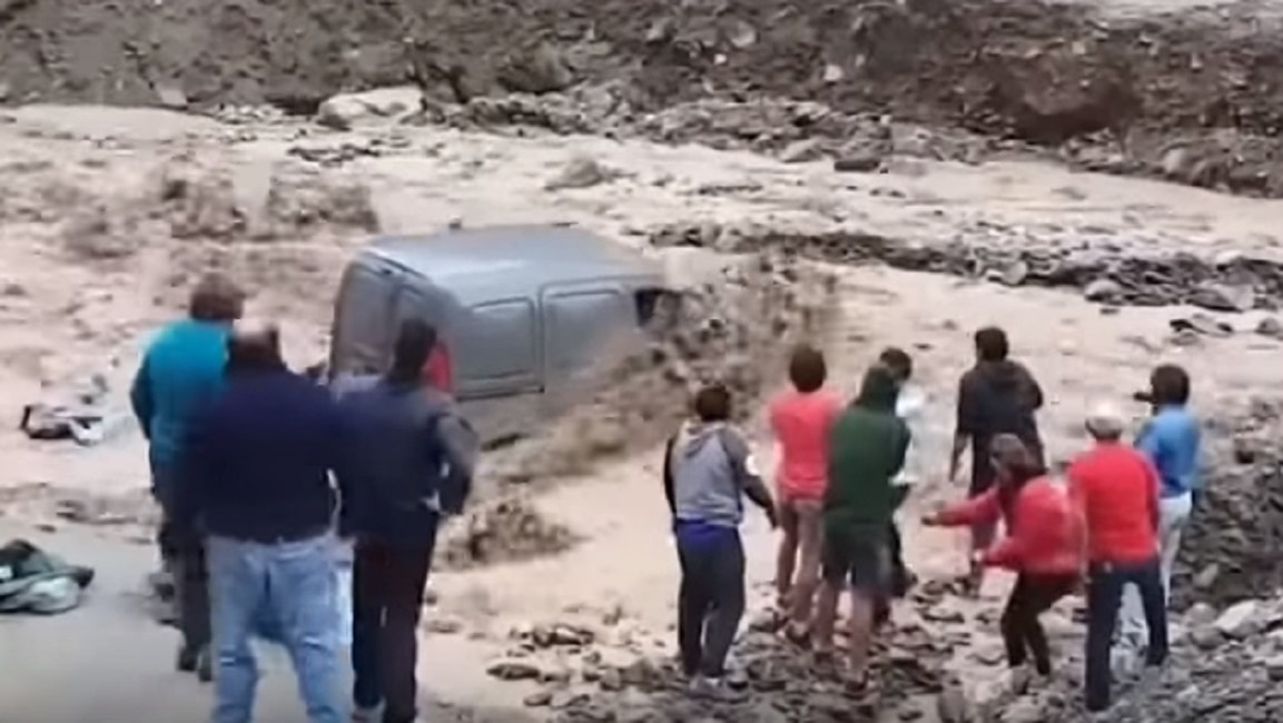 Argentina, strada sprofonda nel fiume: auto inghiottita