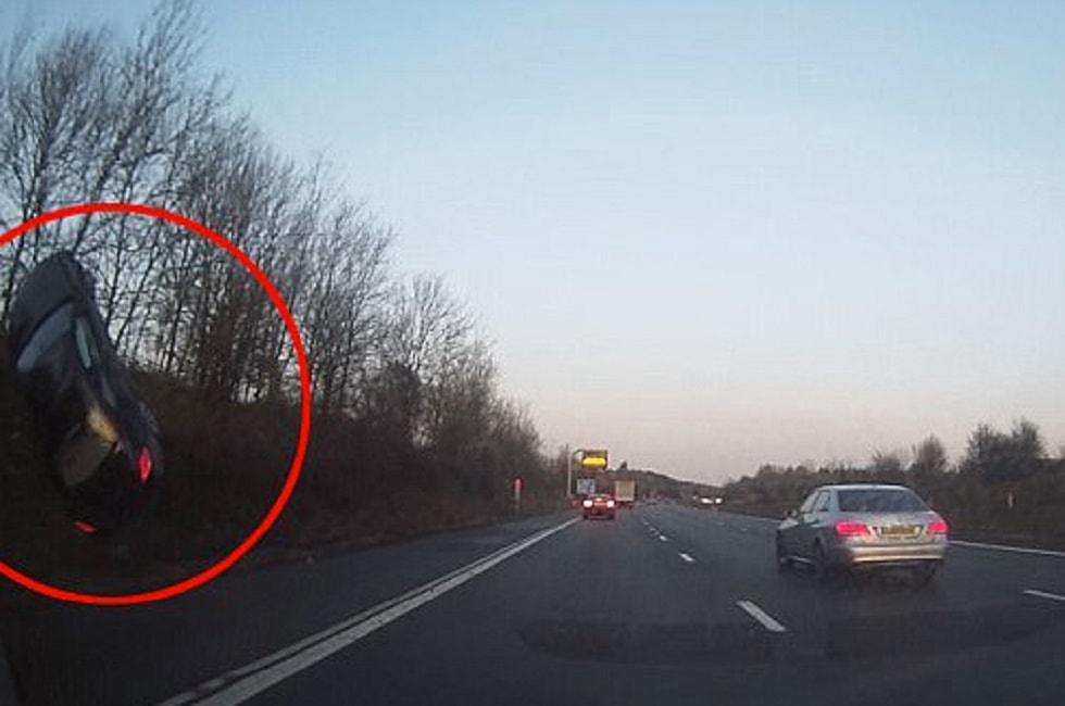 Taglia improvvisamente la strada ad un'altra auto: finisce malissimo