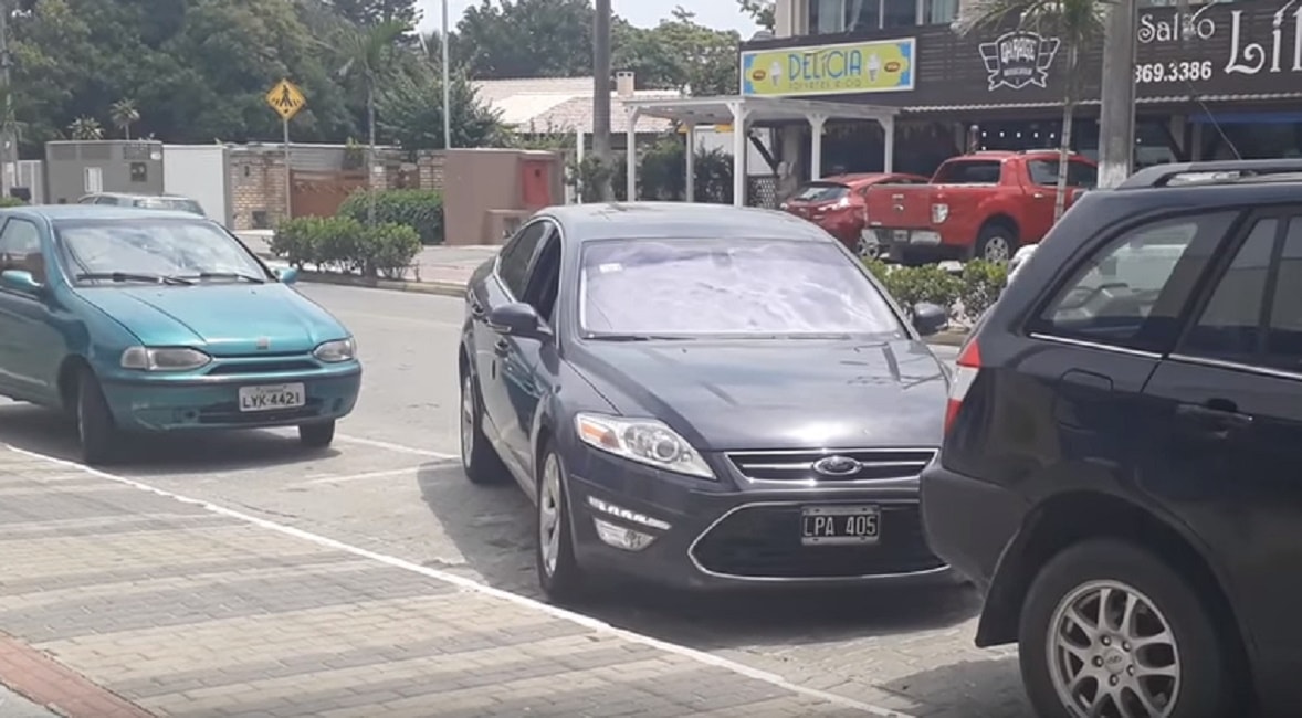 Parcheggio "magico": sembra incastrato ma...ecco come esce