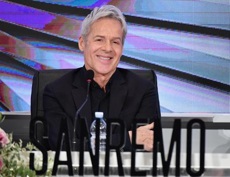 Festival di Sanremo, Baglioni chiede scusa agli Alpini cantando "Sul cappello"