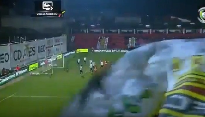 Portogallo: durante la partita Desportivo Aves - Boavista, il terzo gol è da annullare...ma bandiera impalla Var e l'arbitro convalida