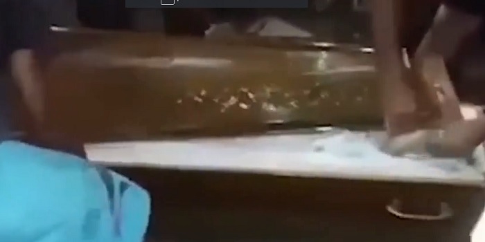 YOUTUBE Brasile. "Sepolta viva per 11 giorni": parenti ne sono convinti e riaprono la bara