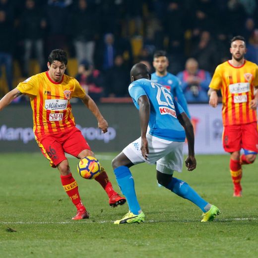 Benevento-Napoli, var toglie rigore: Koulibaly-Costa è fallo ma Sandro era in fuorigioco