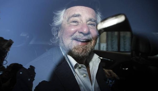 Beppe Grillo scappa da Roma, niente spettacolo, rimandato al nuovo Governo