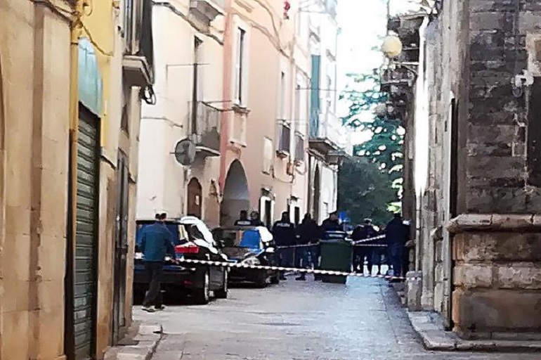 Le forze dell'ordine all'ingresso del centro storico di Bitonto (foto d'archivio Ansa)
