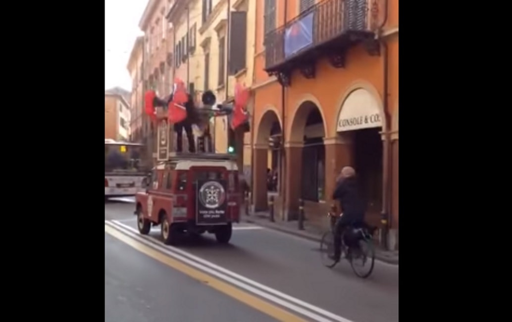 YOUTUBE Bologna, candidato di Casapound insultato dal ciclista durante il comizio