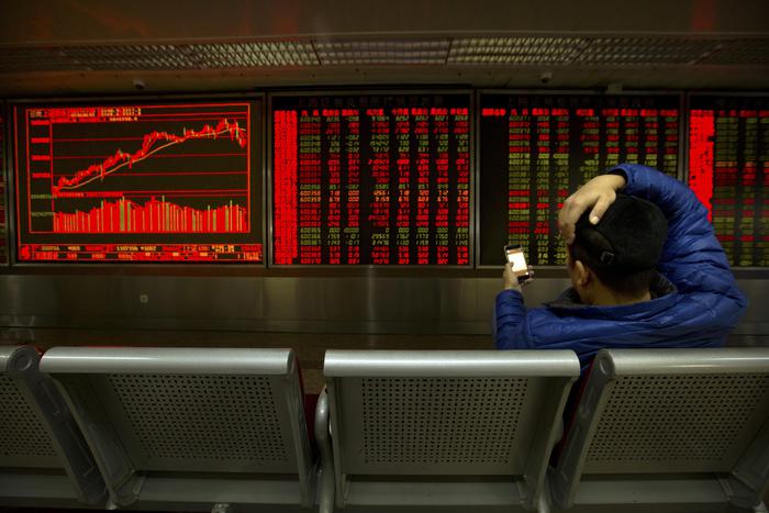 Crollo delle Borse, l'operatore anziano se la ride: durerà ancora un mese...