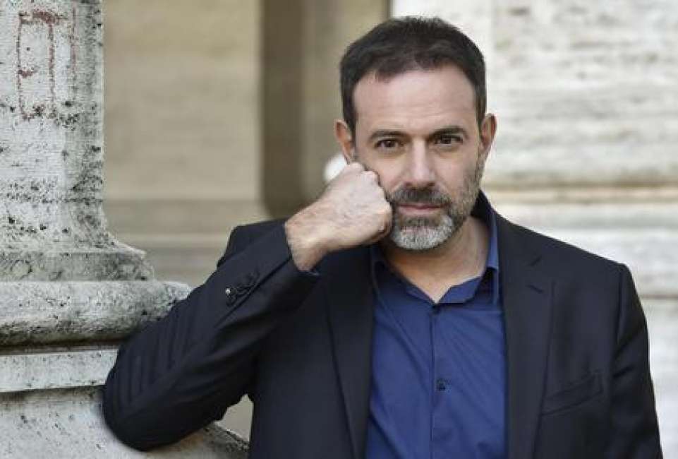 La Procura di Roma indaga per violenza sessuale nell'inchiesta che vedrebbe coinvolto Fausto Brizzi