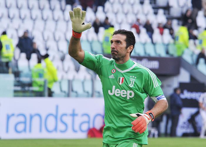 Mario Basler: "Gigi Buffon è ora che ti ritiri dal calcio giocato"
