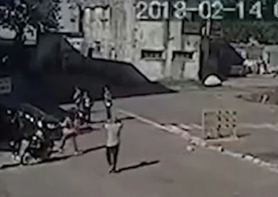 Donna sfonda cabina durante un test di guida