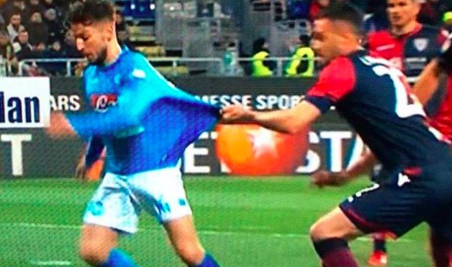 Cagliari-Napoli, Mertens trattenuto da Lykogiannis: rigore netto non concesso dal var