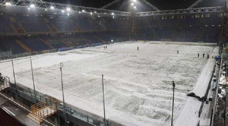 Neve al Ferraris di Genova nel 2010, prima del derby della Lanterna (foto Ansa)