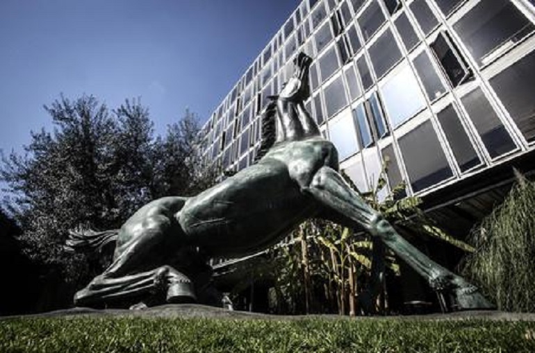 La scultura del cavallo nella sede Rai di viale Mazzini a Roma (foto Ansa)