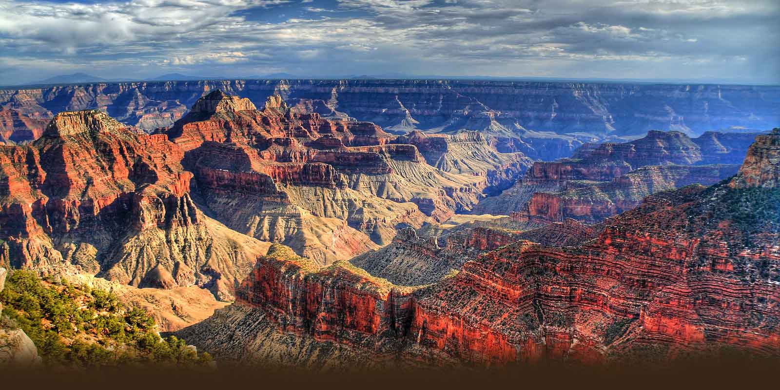 Un elicottero da turismo si è schiantato sabato nel deserto roccioso del Grand Canyon