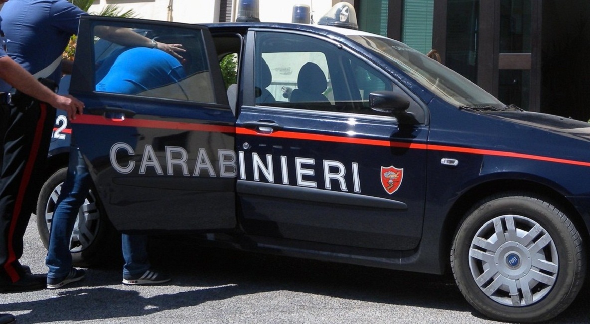 Piacenza, aggredisce moglie e figlio nel sonno. Poi ammazza il cane e apre il gas: arrestato