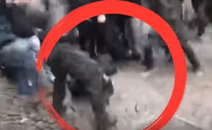 Piacenza, carabiniere picchiato da antagonisti durante corteo contro Casapound: accerchiato a terra, poi bastoni e calci VIDEO