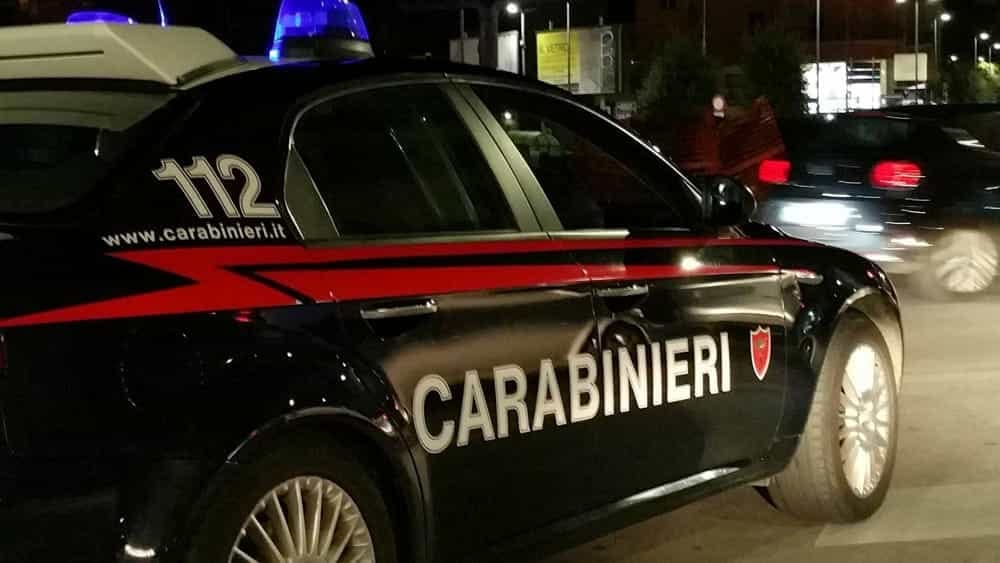 Modena, scuote la tovaglia dopo cena e scopre i ladri in giardino