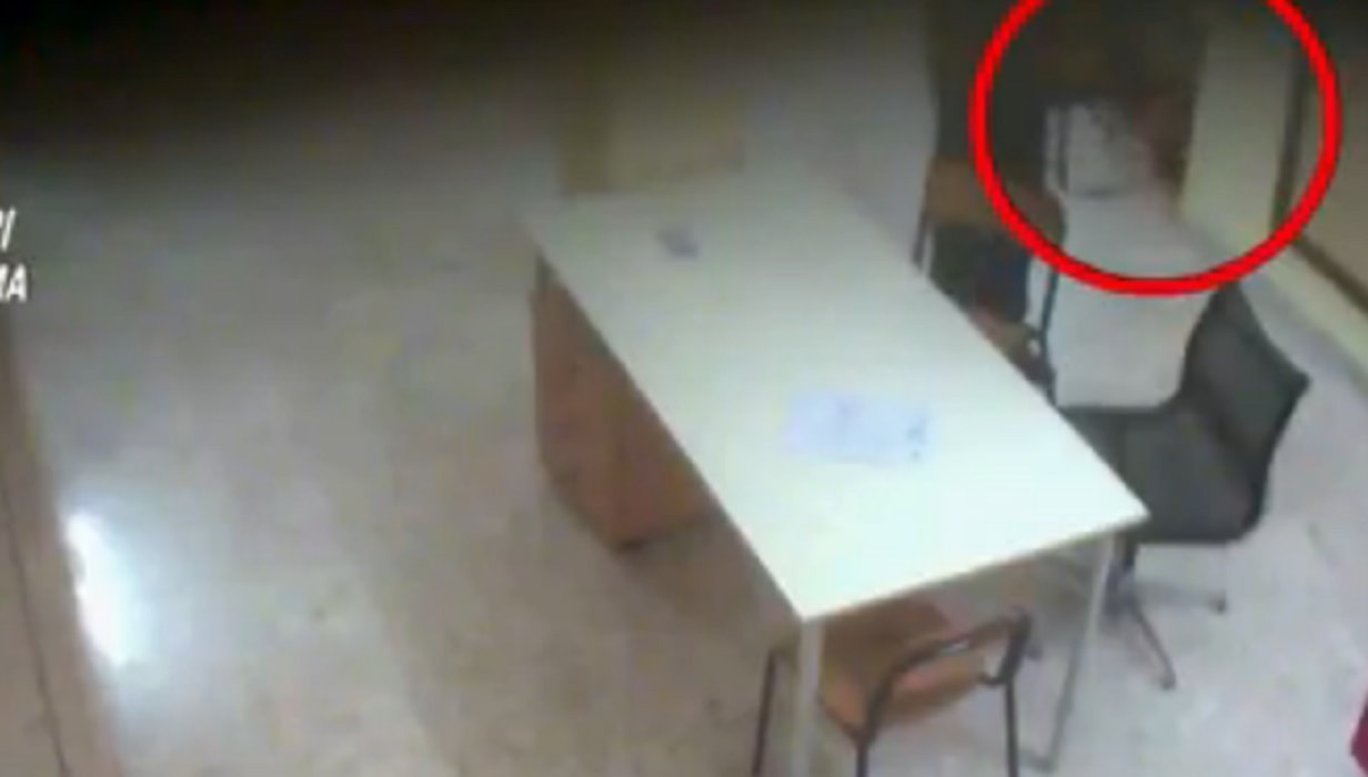 Rubava nelle borse di colleghi e alunni