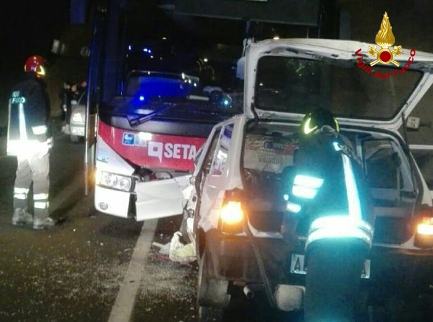 Carpineti, schianto frontale tra auto e bus in galleria