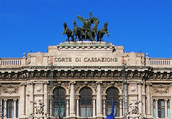 La Corte di Cassazione ha confermato la condanna per un pensionato che uccise la moglie malata di Alzheimer