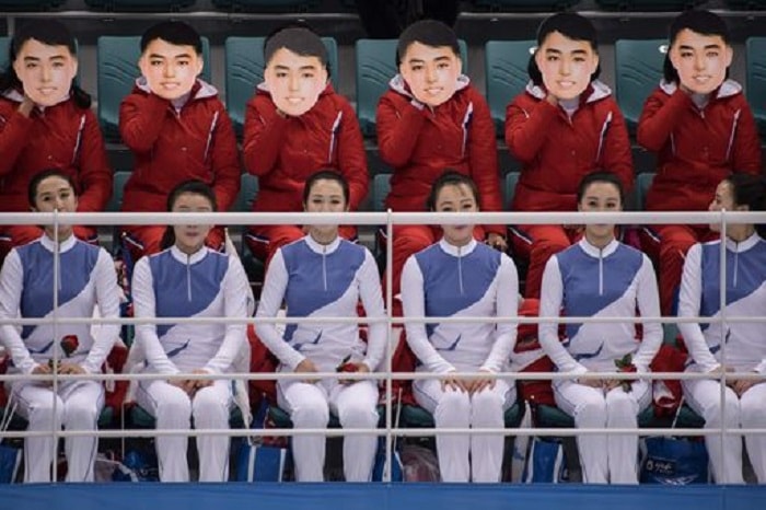 Pyeongchang: cheerleader nord coreane con maschera nonno di Kim Jong Un? Ipotesi propaganda