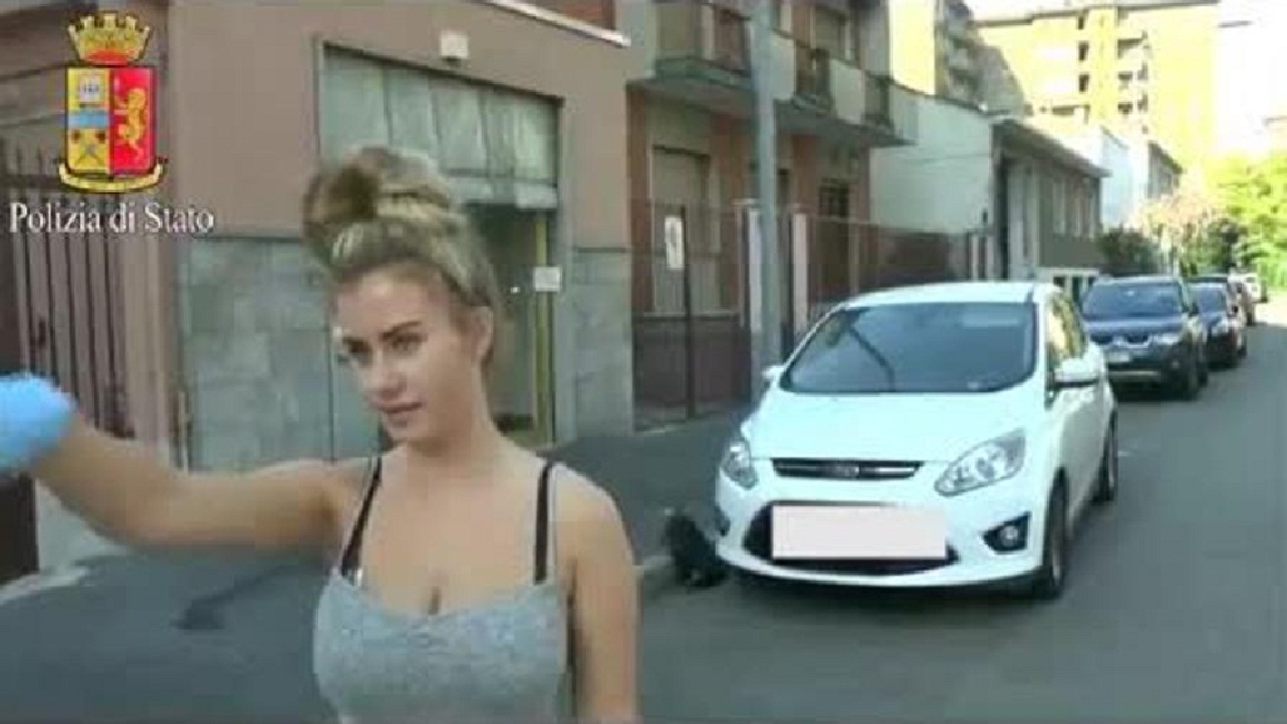 Chloe Ayling, modella rapita piange e mostra il luogo del sequestro