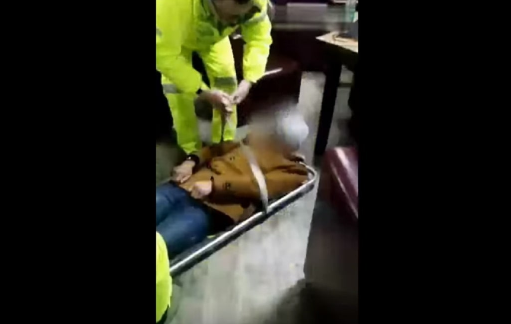 Cina, gioca 20 ore al computer e perde sensibilità gambe: portato via in ambulanza