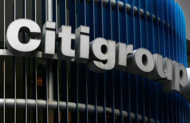 Proteste contro l'aumento di stipendio al ceo di Citigroup Michael Corbat