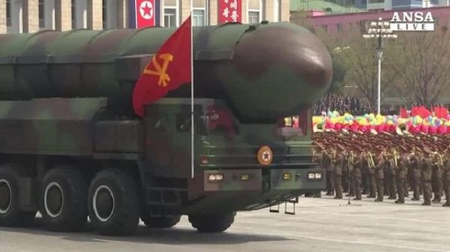 Corea del Nord: Kim Jong-un alla parata fa sfilare il missile Hwasong-15