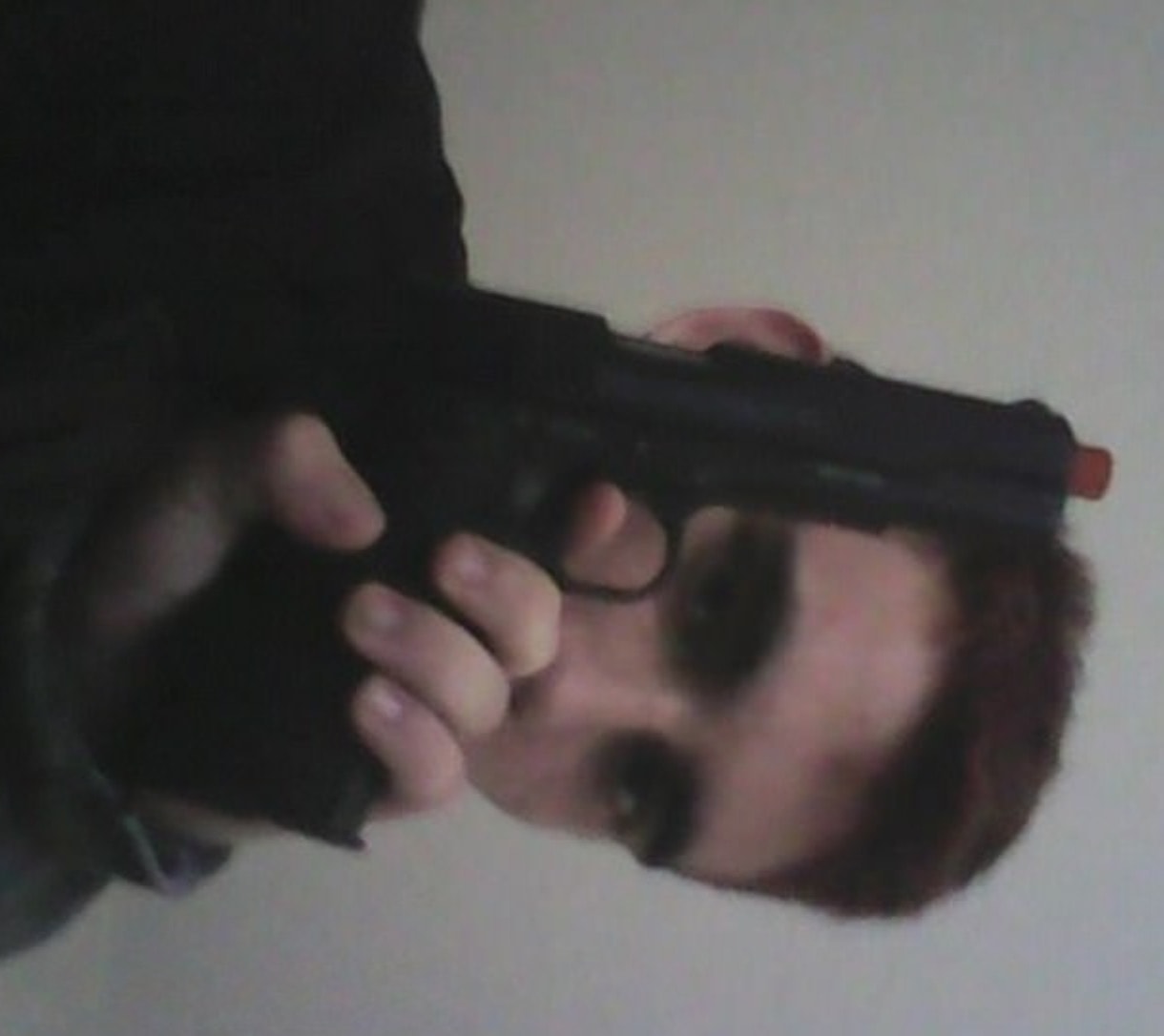 Sul profilo Instagram di Nikolas Cruz foto con pistole e coltelli