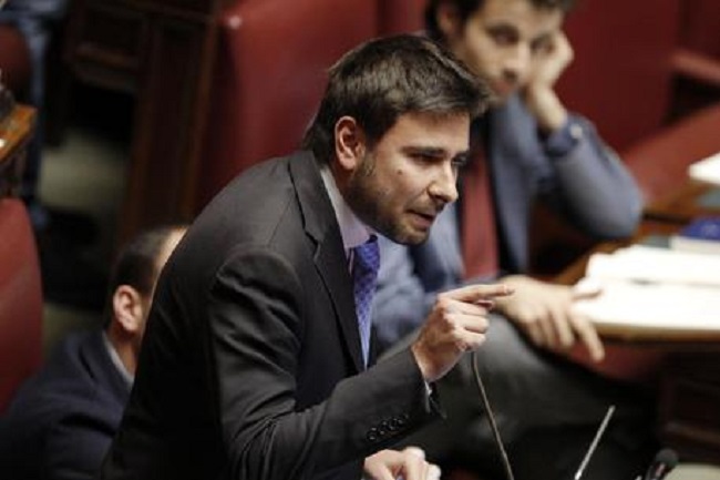Alessandro Di Battista: "Politici come i pannolini, vanno cambiati"