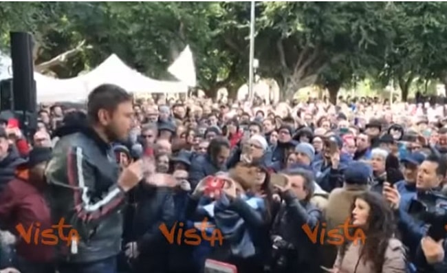 Di Battista parla di Renzi e cita Battisti: "Ma non dovevamo vederci più?"