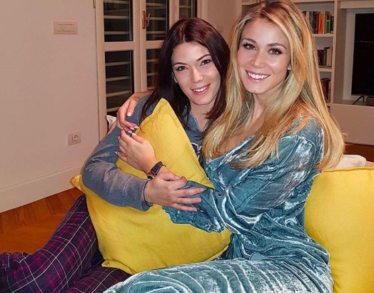 Diletta Leotta (FOTO) scalda i fan, sul divano mentre fuori nevica