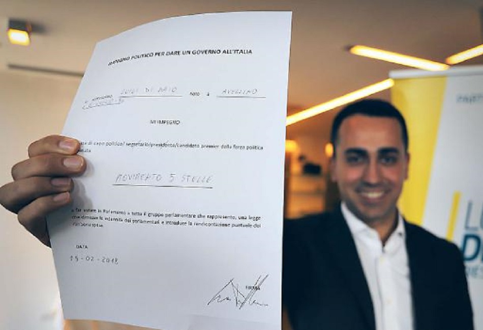 Luigi Di Maio gaffe: mostra il foglio e scivola sulla grammatica. 4 errori in tre righe