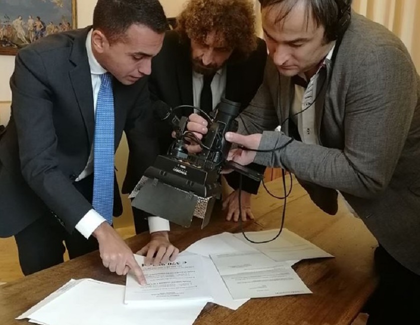 Luigi Di Maio mostra alla Iena Filippo Roma il bonifico