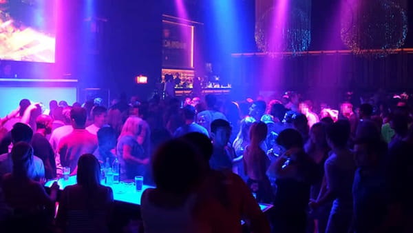 milano tocca schizza discoteca