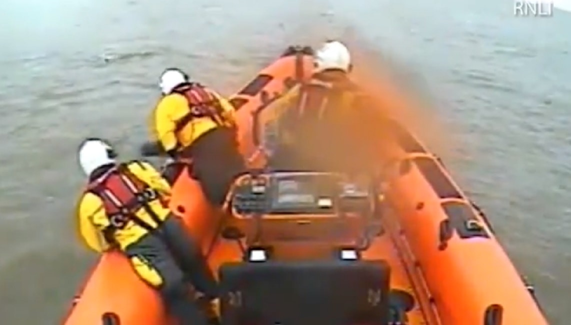 Sorpresa dall'alta marea, resta appesa al tetto della sua auto