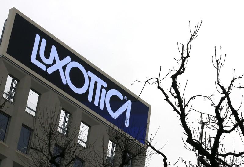 luxottica profitti miliardo
