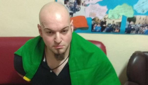 luca traini tatuaggio dita