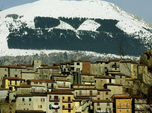 I militanti di Casapound hanno ripristinato la scritta Dux sul Monte Giano