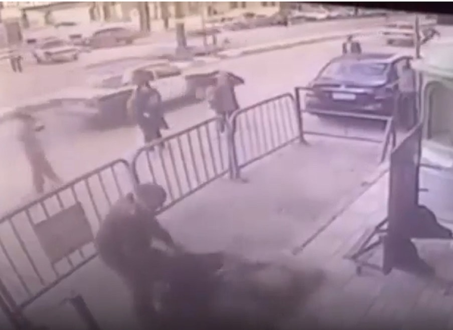 Egitto, bambino cade dalla finestra: poliziotto lo salva così