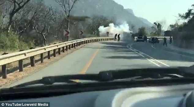 Sudafrica, banda di ladri fa esplodere furgoncino blindato