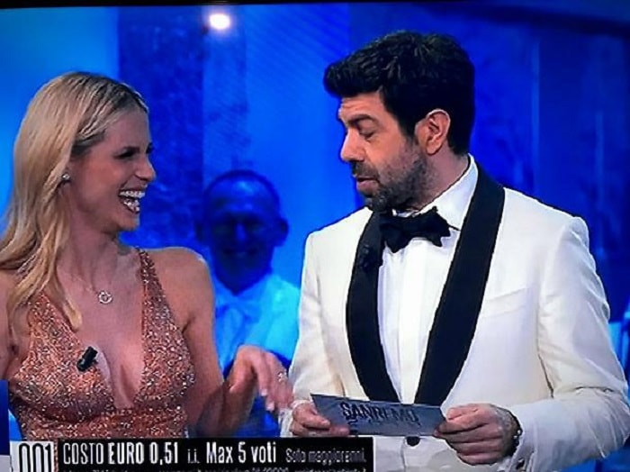 Festival di Sanremo 2018, Pierfrancesco Favino non resiste alla scollatura di Michelle Hunziker e...