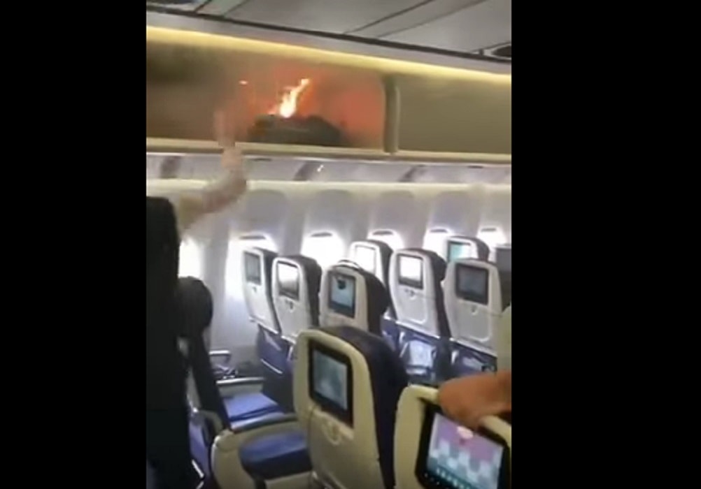 Bagaglio prende fuoco a bordo: hostess gettano succo di frutta su fiamme