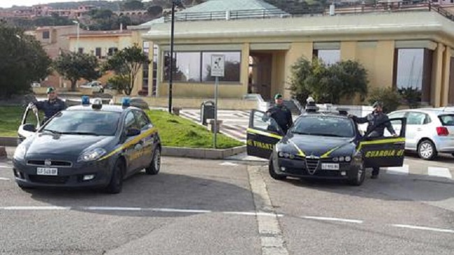 Nettuno (Roma): auto Guardia di Finanza in fiamme